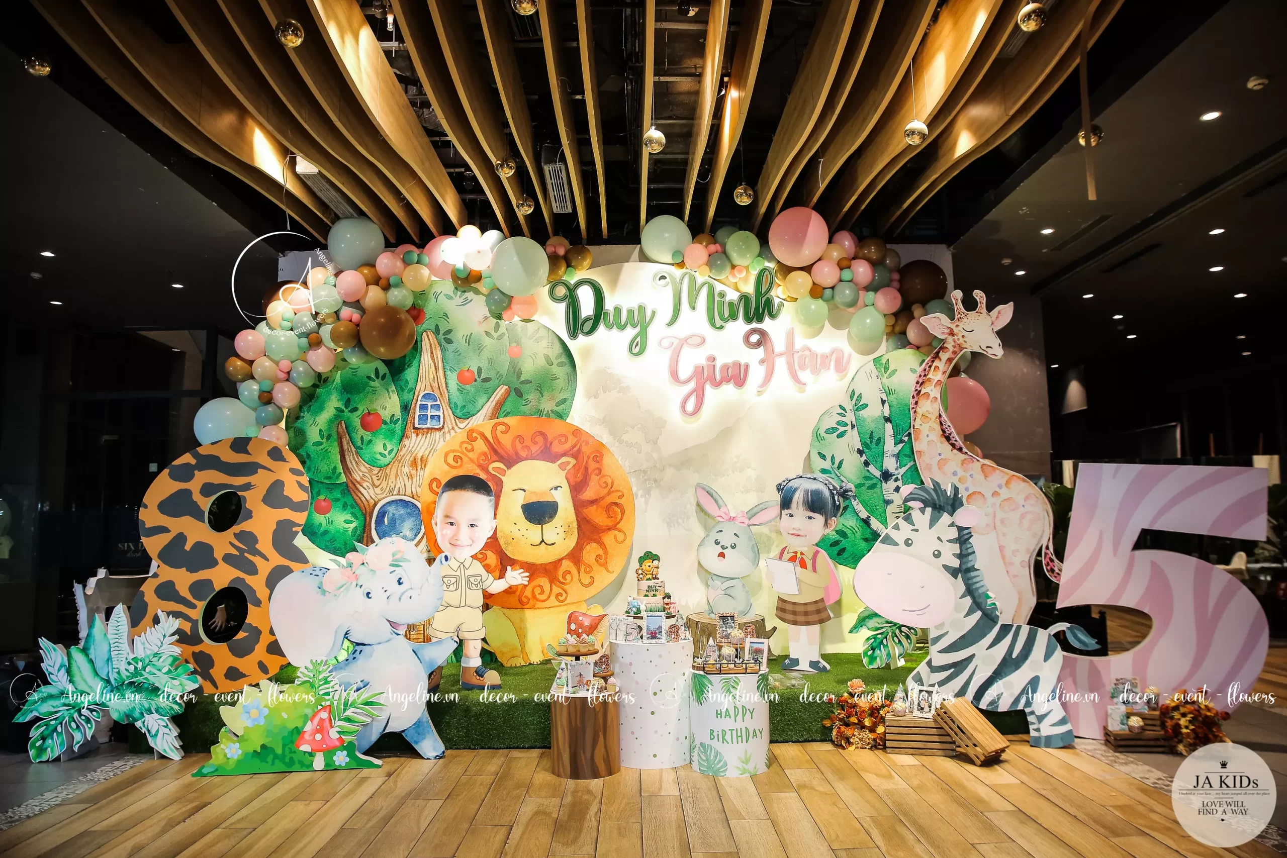 Trang trí sinh nhật bé trai chủ đề rừng xanh và các con vật yêu thích