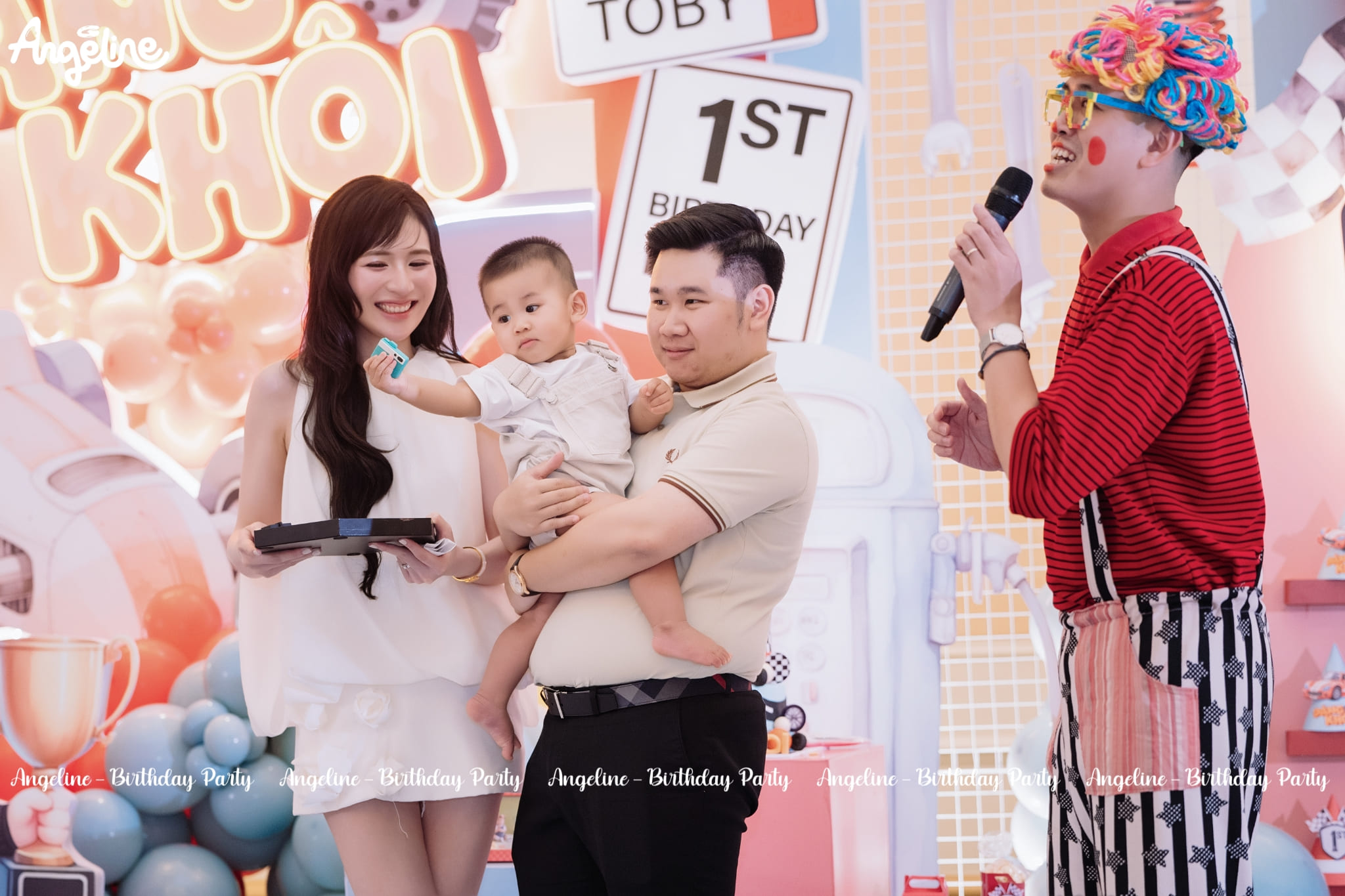 10 Mẹo Tự Chụp Ảnh Cho Bé Đáng Yêu Và Tự Nhiên Nhất Trong Ngày Sinh Nhật Sử dụng đạo cụ để chụp ảnh cho bé