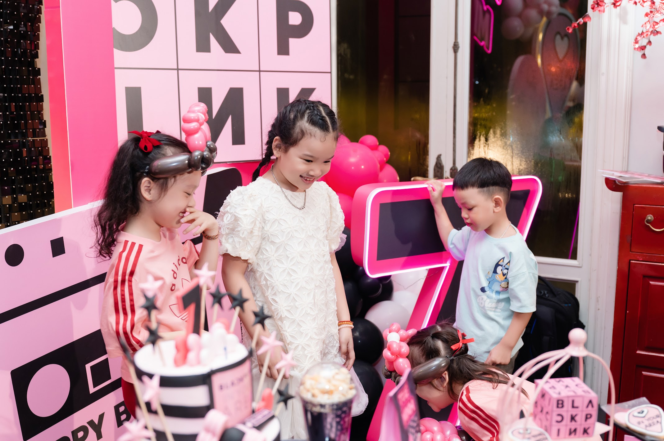 Hình ảnh khoảnh khắc trang trí sinh nhật chủ đề blackpink