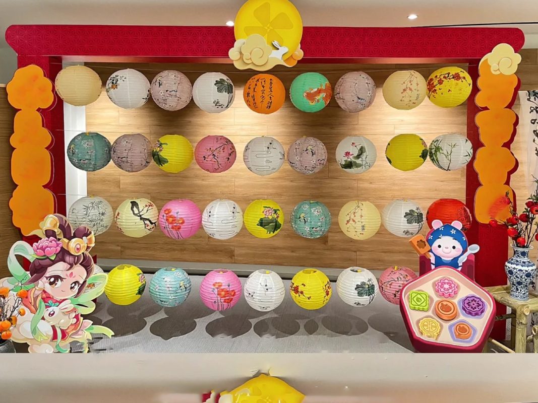 Mẫu trang trí trung thu bằng đèn lồng