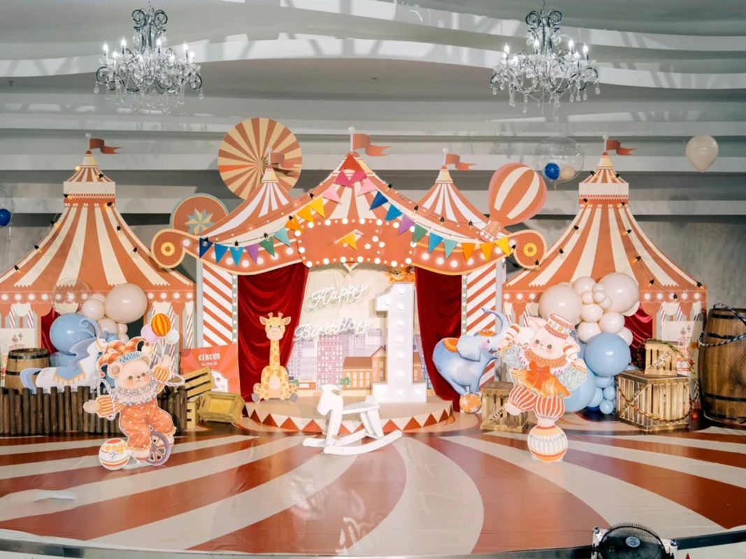 Trang trí sinh nhật bé trai 1 tuổi chủ đề rạp xiếc