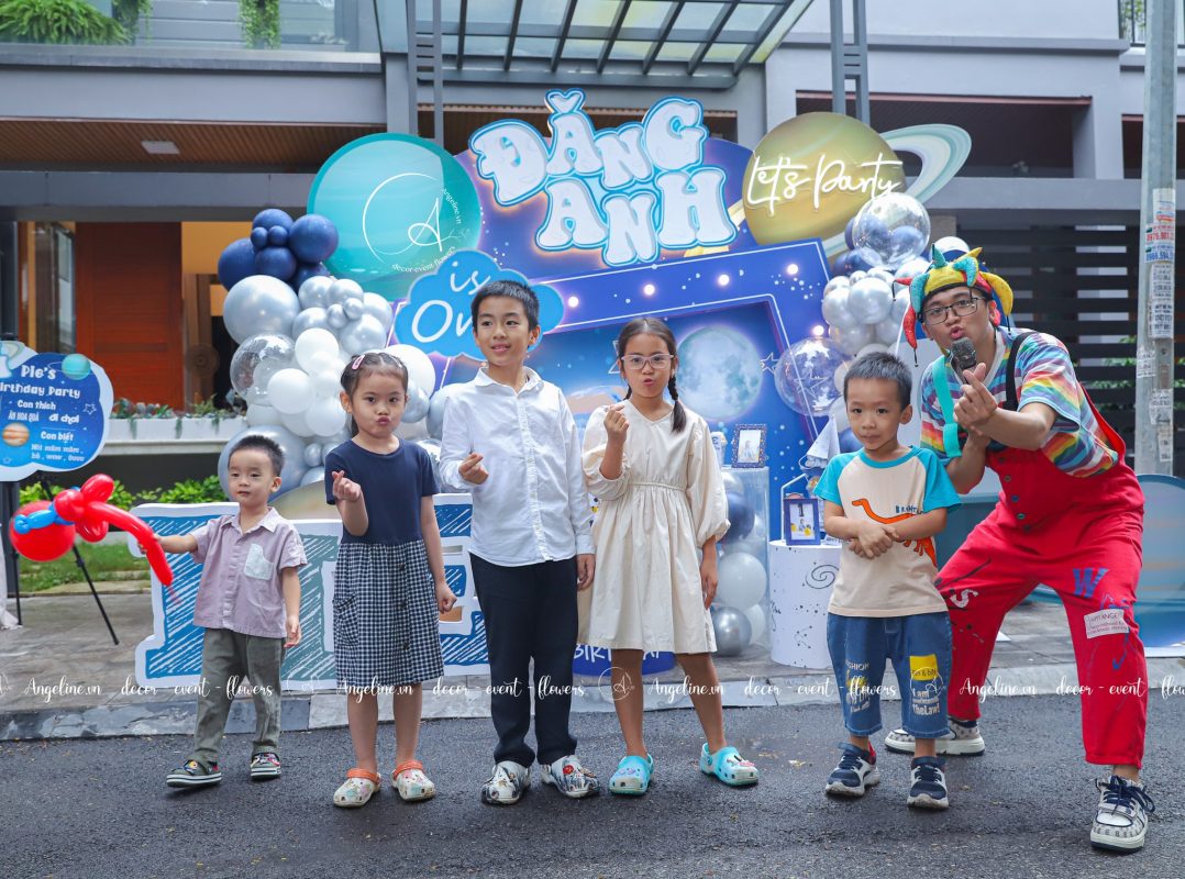 Trang trí sinh nhật bé trai 1 tuổi chủ đề vũ trụ