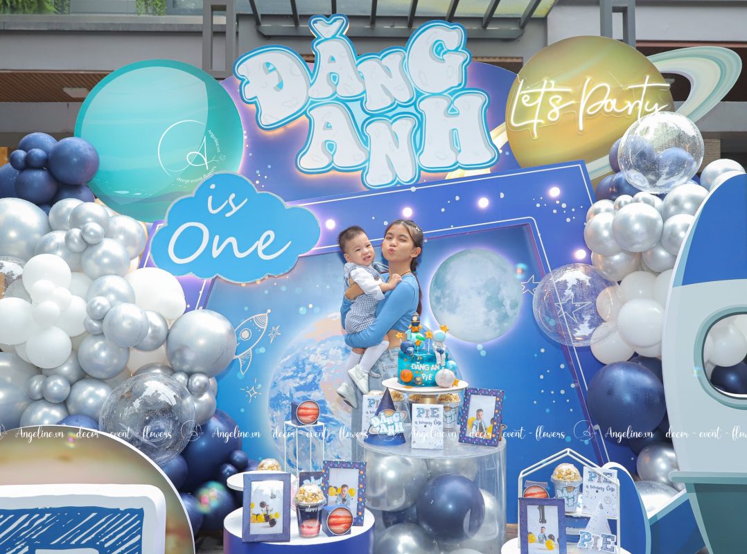 Trang trí sinh nhật bé trai 1 tuổi chủ đề vũ trụ