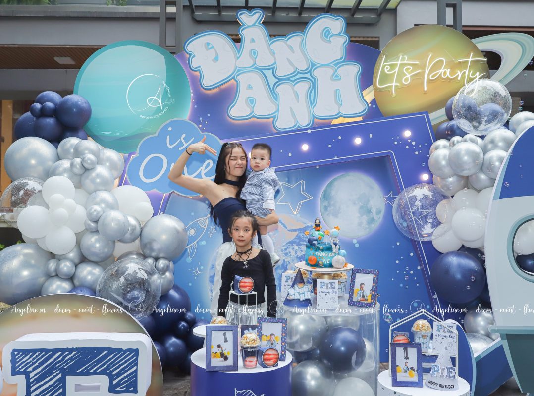 Trang trí sinh nhật bé trai 1 tuổi chủ đề vũ trụ