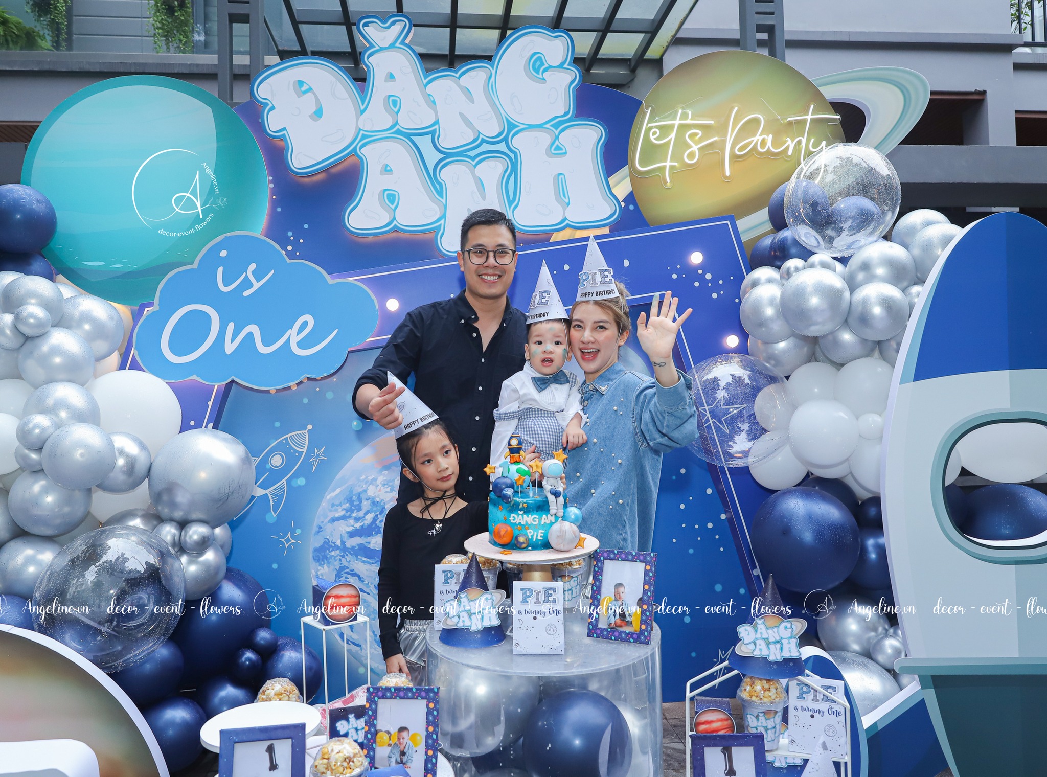 trang trí sinh nhật cho bé trai 1 tuổi chủ đề vũ trụ