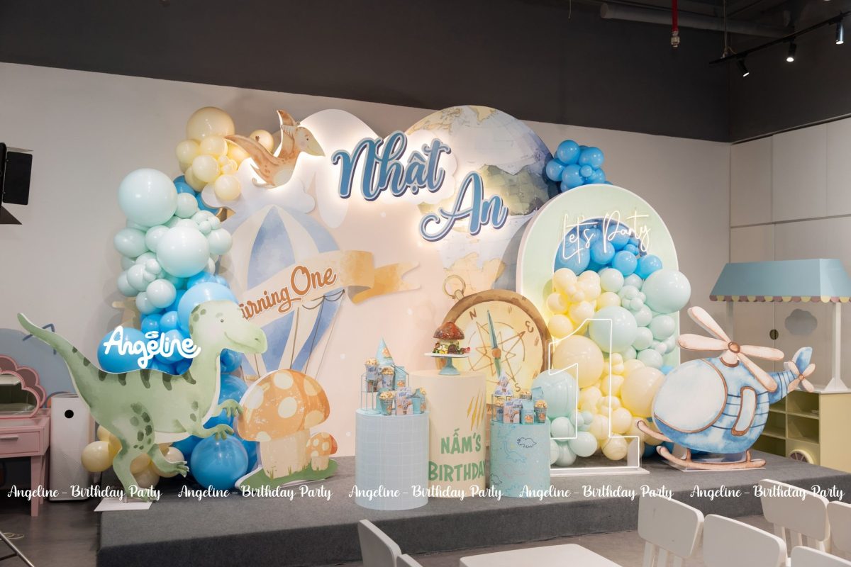 Trang trí sinh nhật bé trai 1 tuổi với concept vòng quanh thế giới