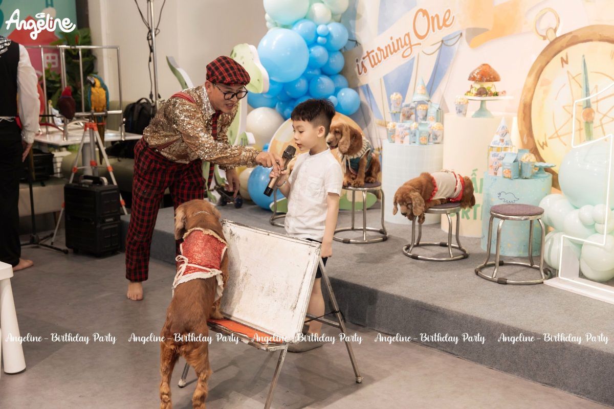 Trang trí sinh nhật bé trai 1 tuổi với concept vòng quanh thế giới