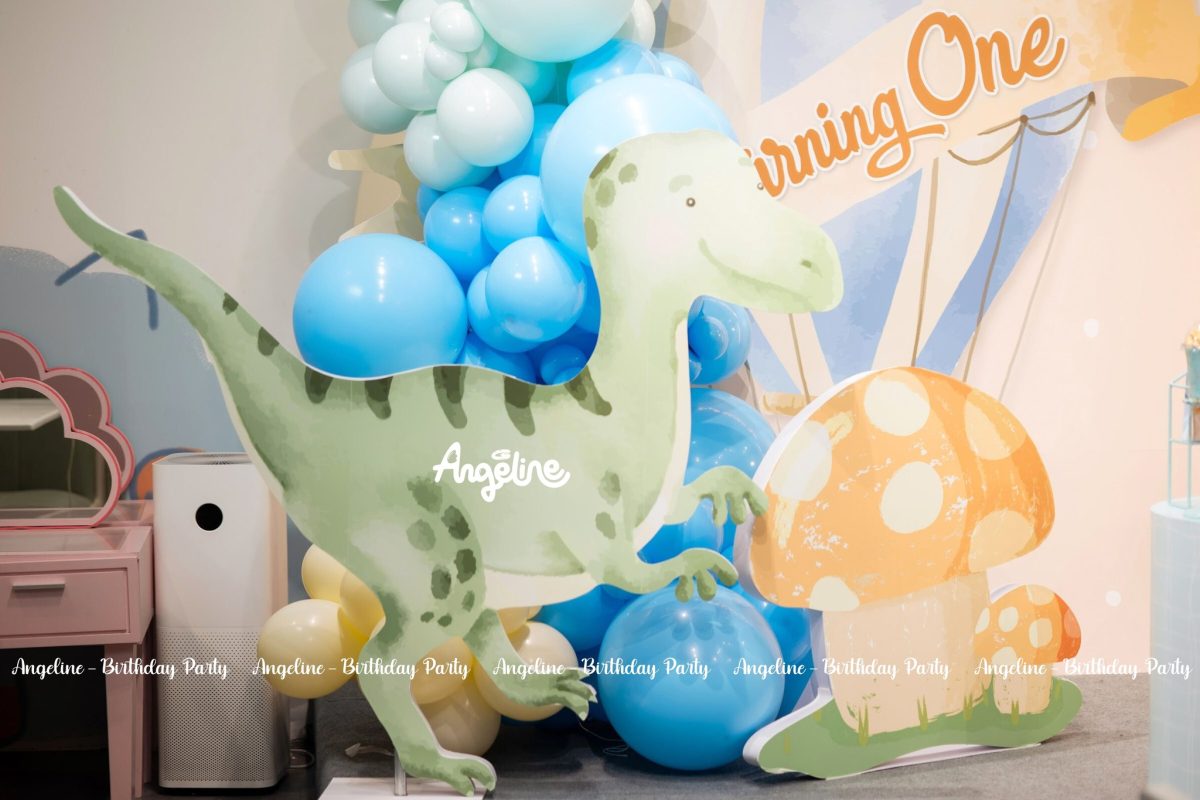 Trang trí sinh nhật bé trai 1 tuổi với concept vòng quanh thế giới