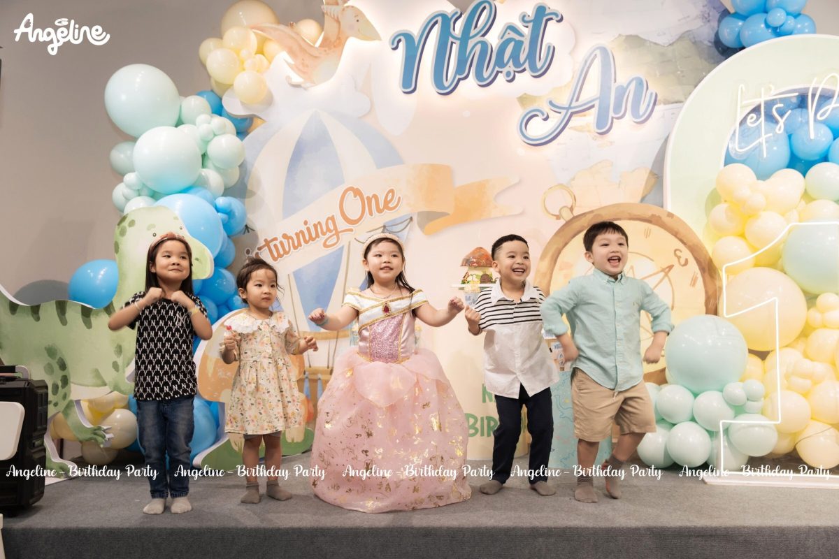 Trang trí sinh nhật bé trai 1 tuổi với concept vòng quanh thế giới