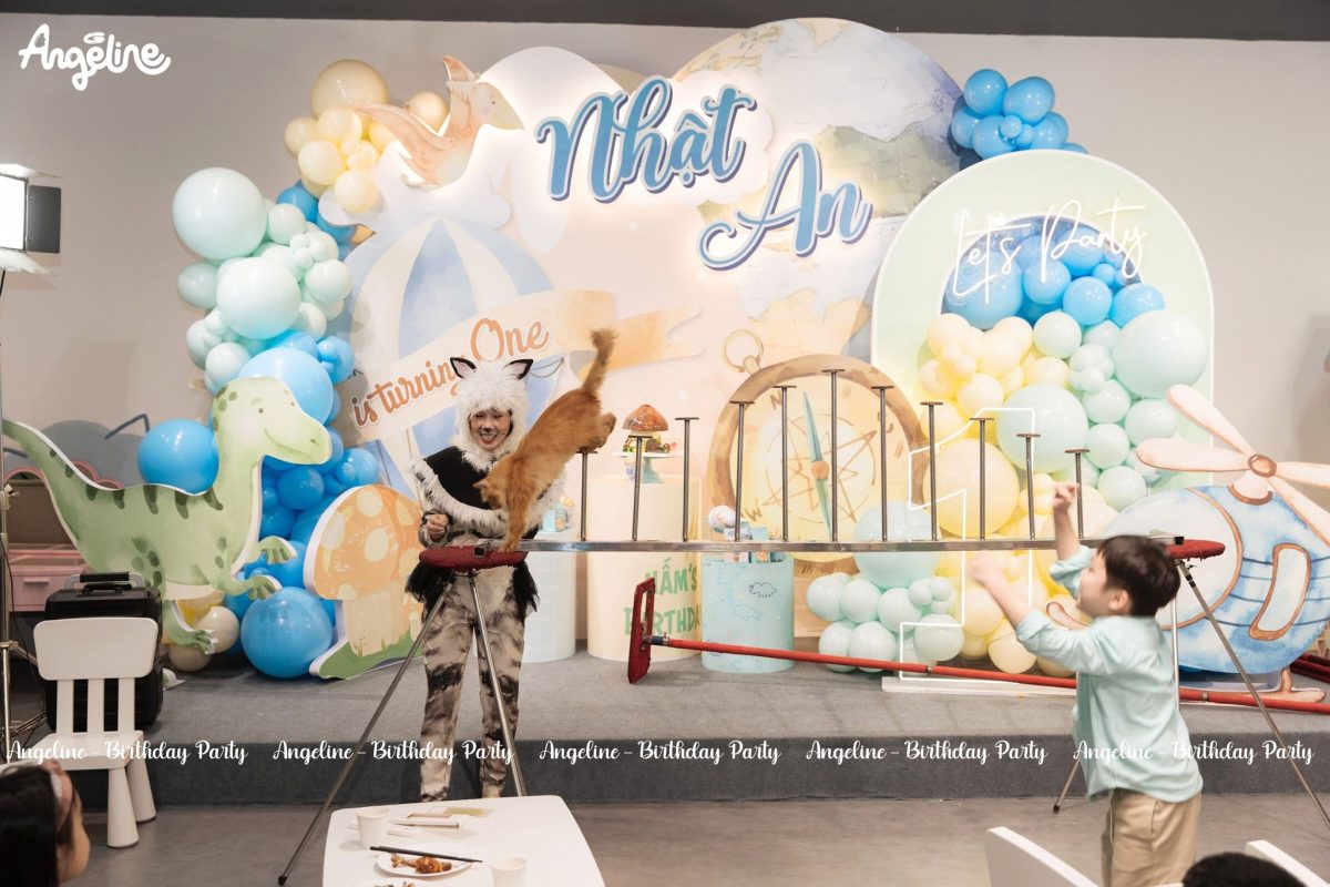 Trang trí sinh nhật bé trai 1 tuổi với concept vòng quanh thế giới