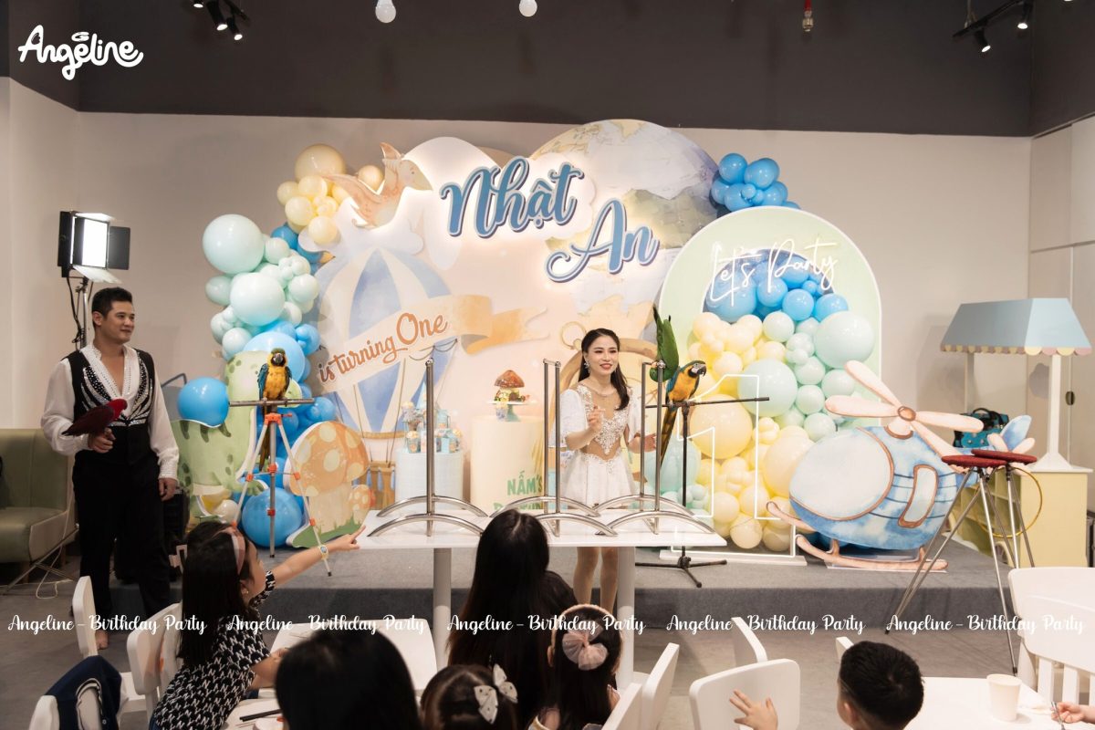 Trang trí sinh nhật bé trai 1 tuổi với concept vòng quanh thế giới