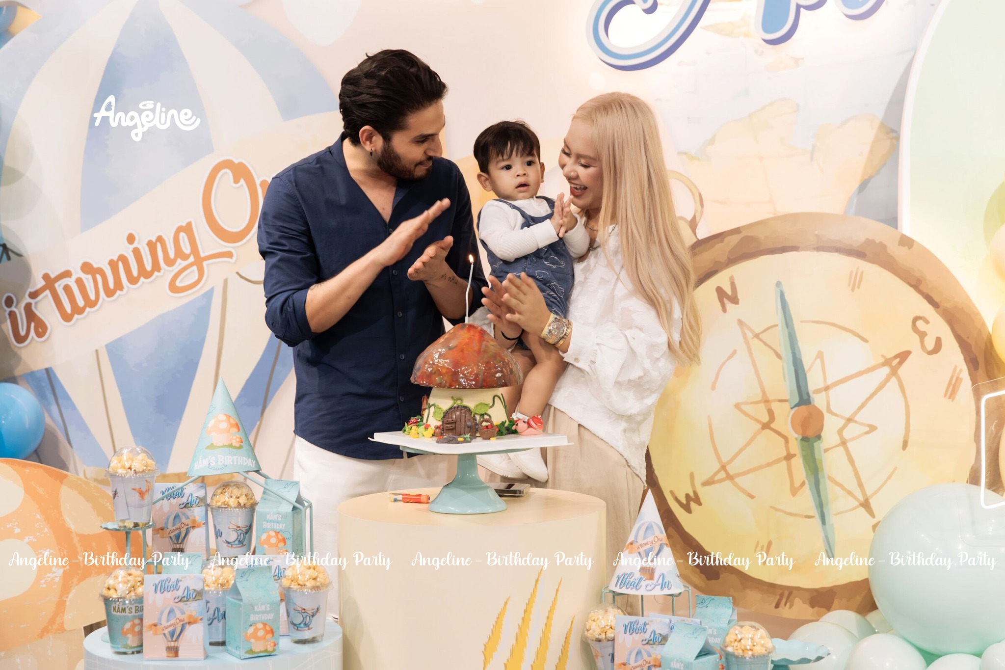 trang trí sinh nhật cho bé trai 1 tuổi với concept du hành thời gian