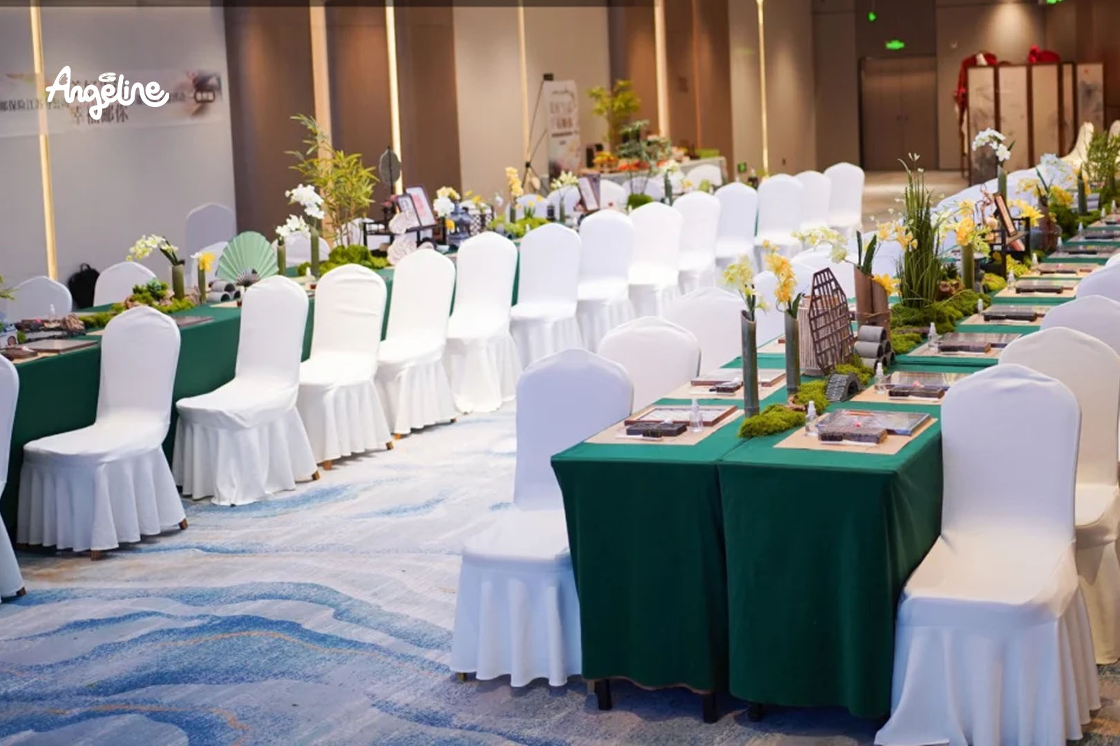 20+ Ý Tưởng Trang Trí Trung Thu Ấn Tượng Cho Văn Phòng Năm 2025 Trang trí Trung thu cho phòng họp với bàn tiệc dài, khăn trải xanh rêu, tiểu cảnh bonsai và phụ kiện truyền thống tạo không khí lễ hội nhẹ nhàng, thanh lịch.