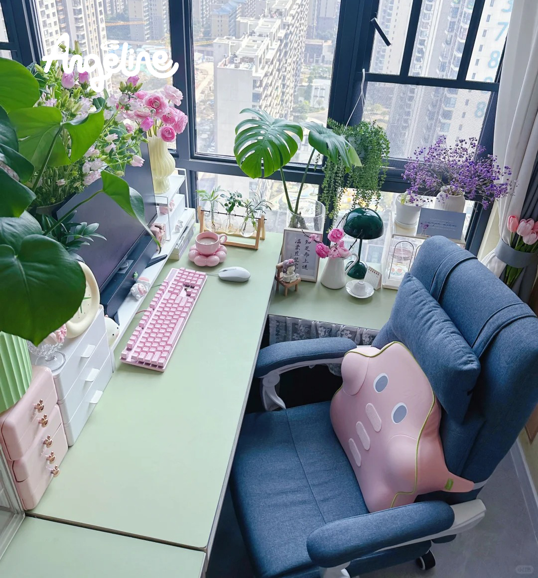 Không khí 20/10 trên bàn làm việc