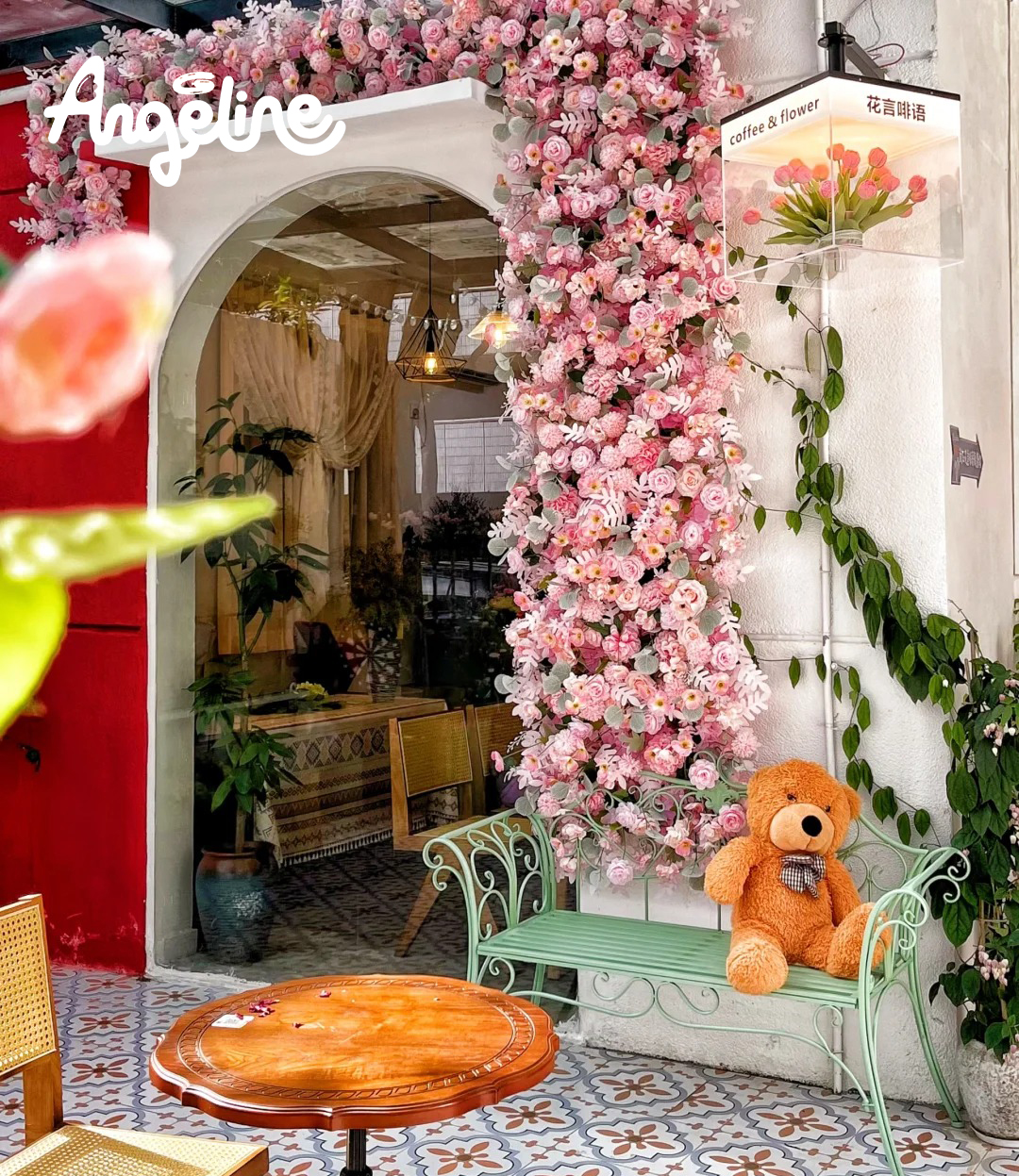 Quán cà phê trở nên lung linh vào ngày 20/10