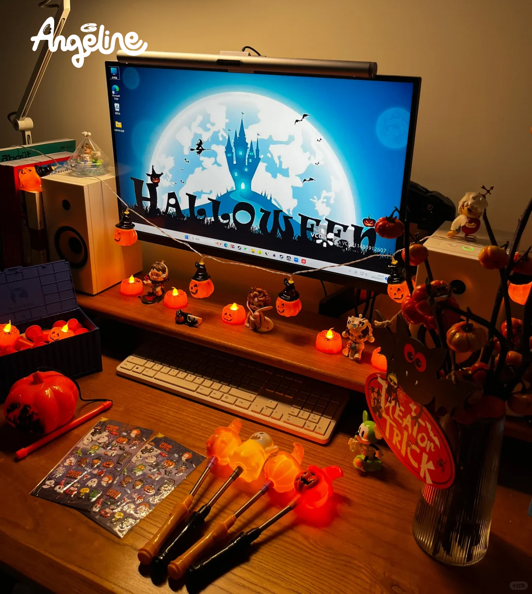 Trang trí bàn làm việc mùa Halloween dẽ thương