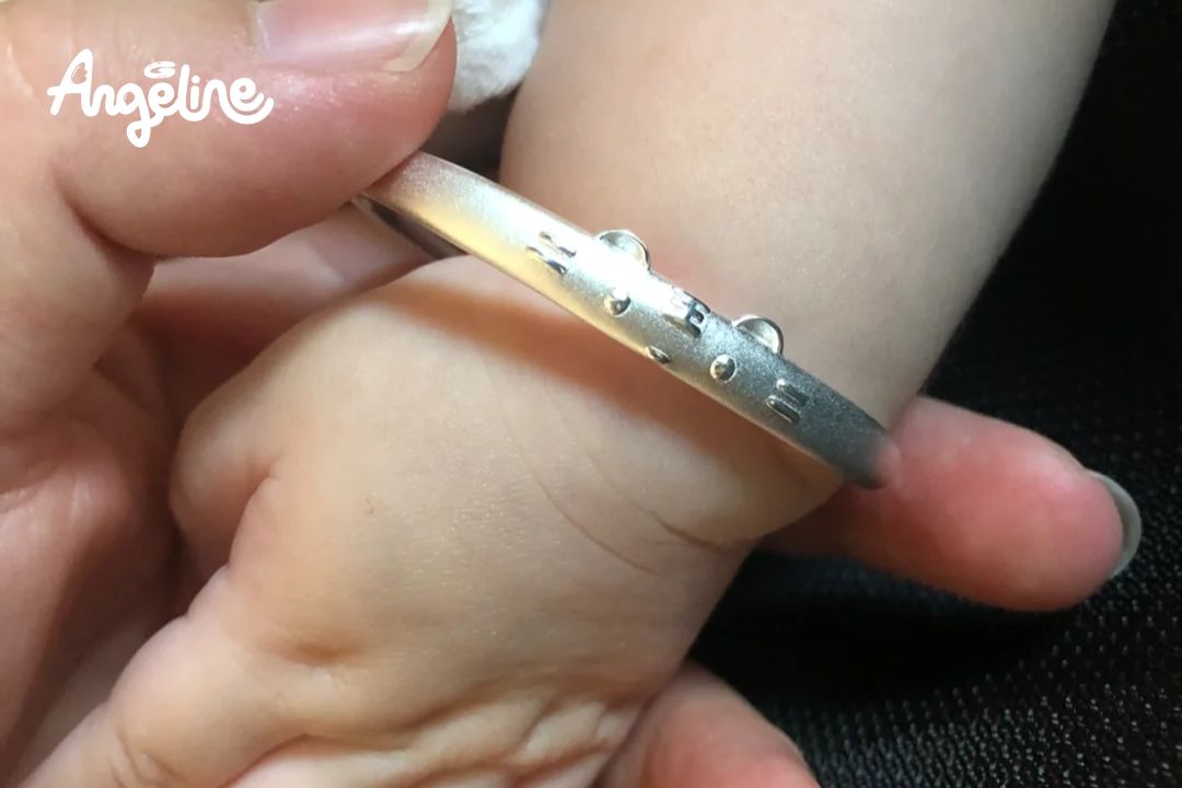 Tại Sao Nên Đeo Vòng Bạc Cho Em Bé? Những Điều Mẹ Cần Biết