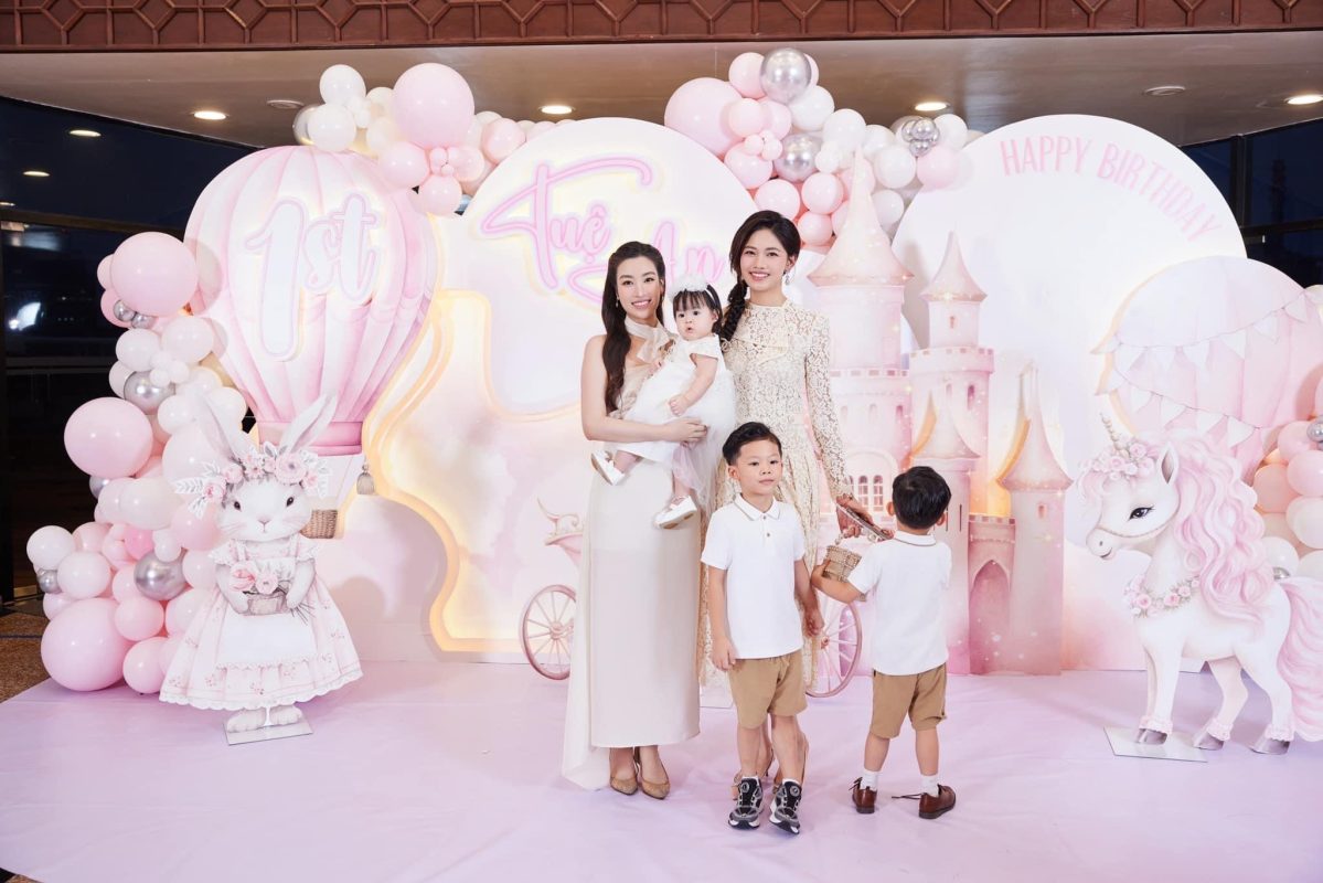 Bé mặc váy công chúa