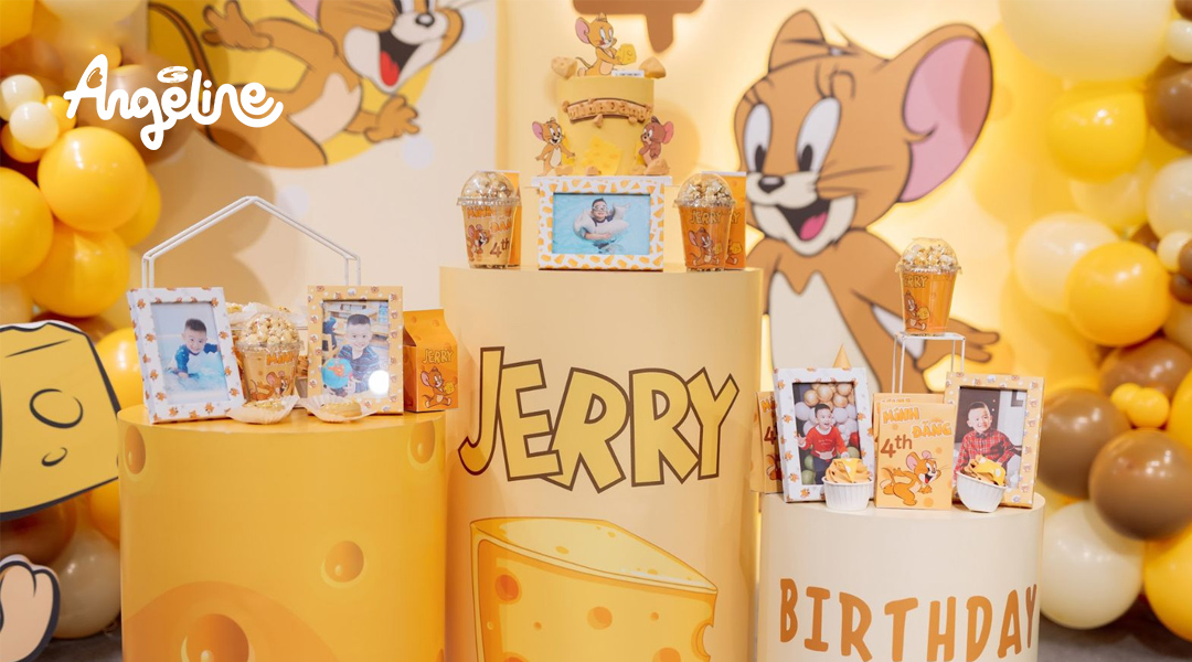 Khu vực để hộp quà và ảnh bé