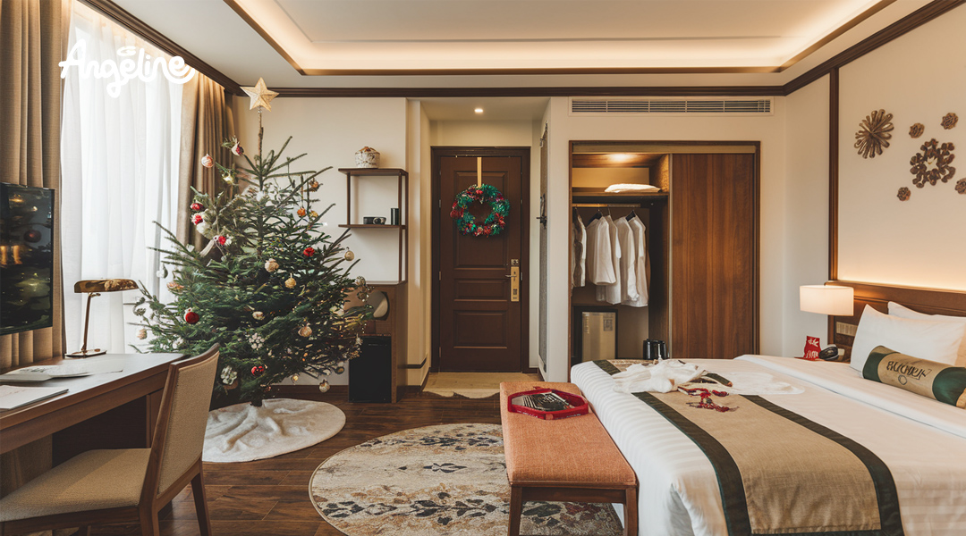 Phòng ngủ của khách sạn được trang trí Noel