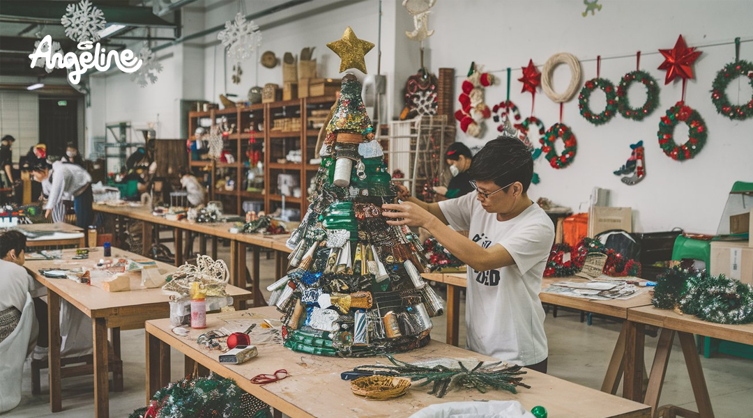 Trang trí cây thông noel bằng phế liệu