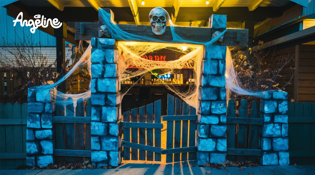 Trang trí cổng ra vào ở quán Bar vào dịp Halloween