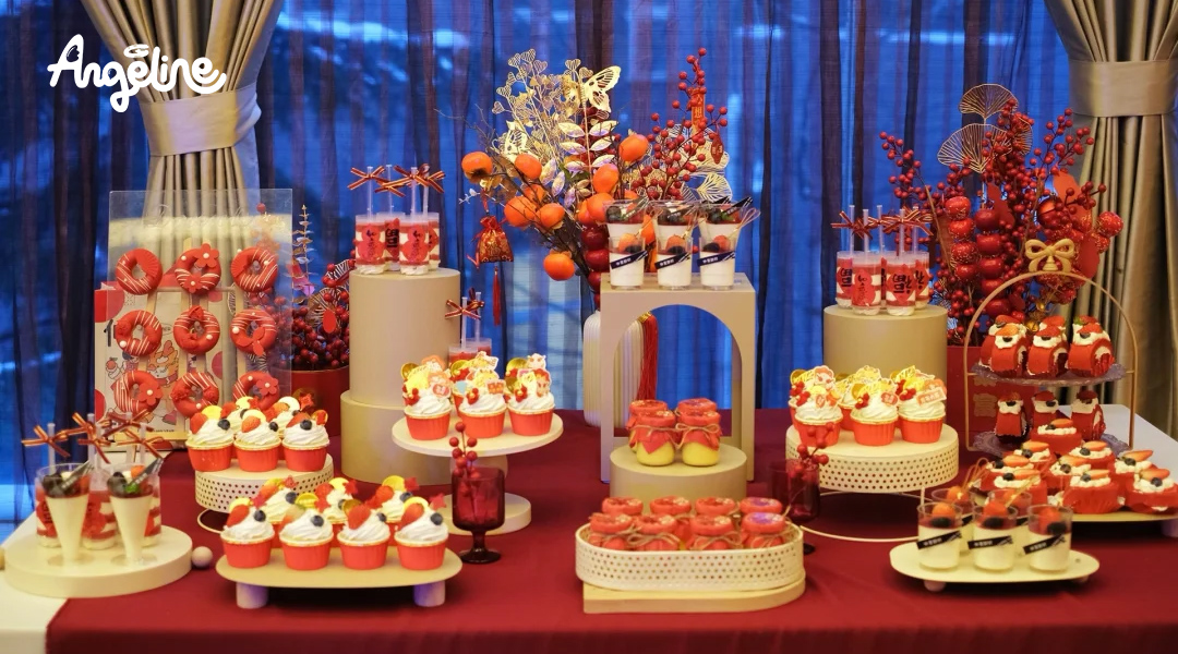 Đặt đĩa mứt Tết và bánh kẹo truyền thống