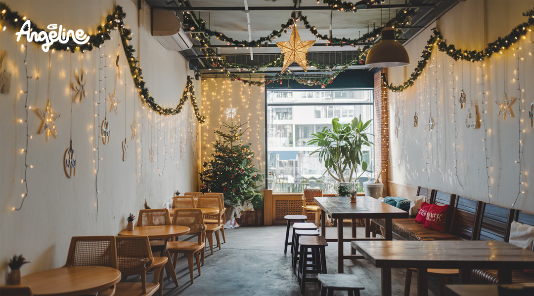 Trang trí Noel khu vực tường nhà và trần nhà