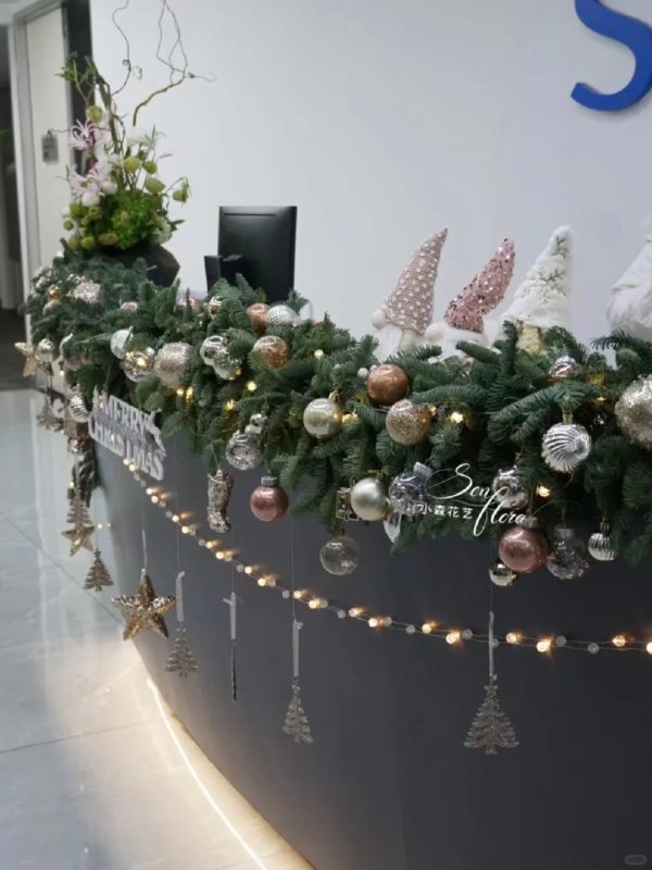 Trang trí bàn lễ tân công ty