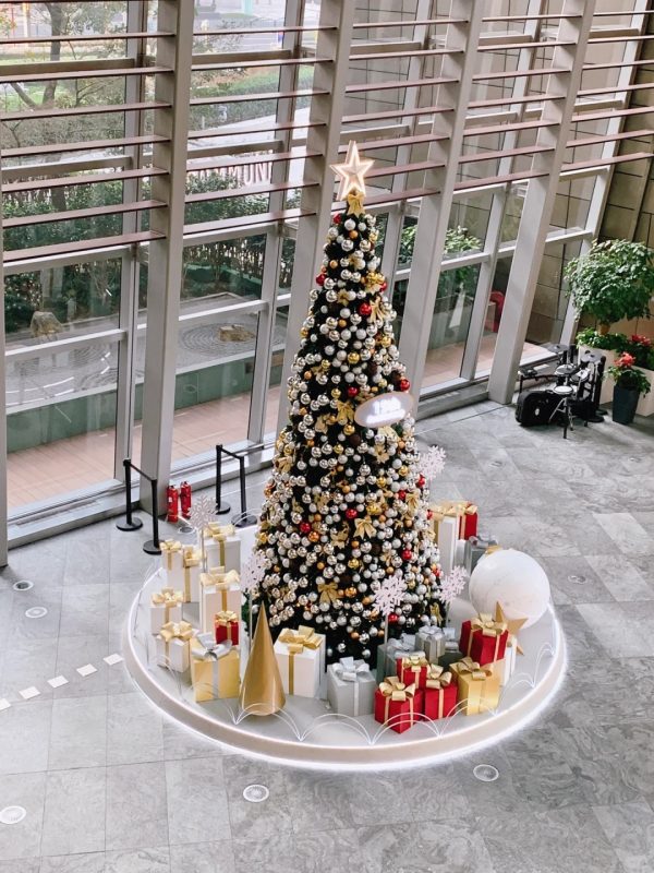 Trang trí cây thông nel ở sảnh