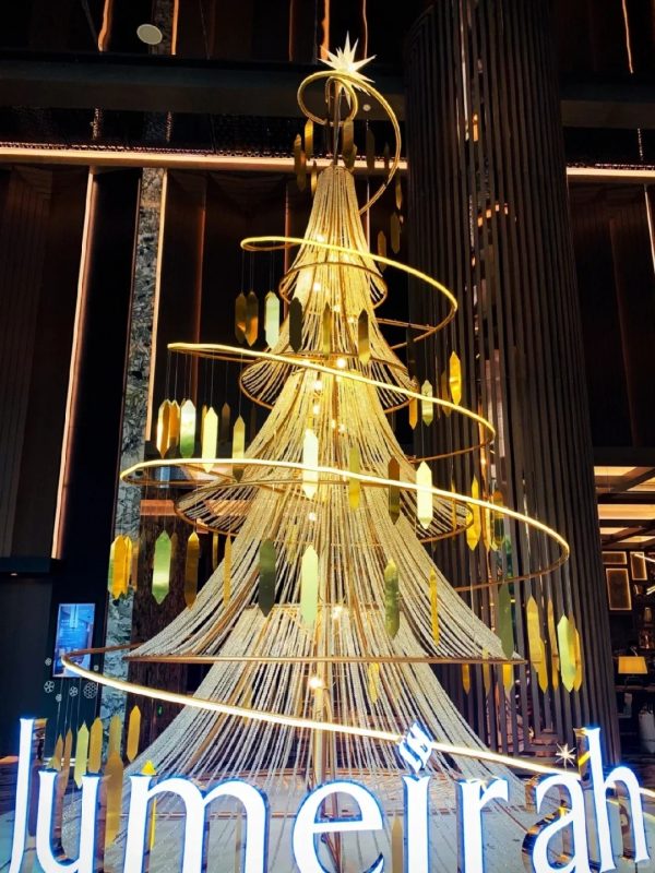 Trang trí cây thông noel ngoài trời