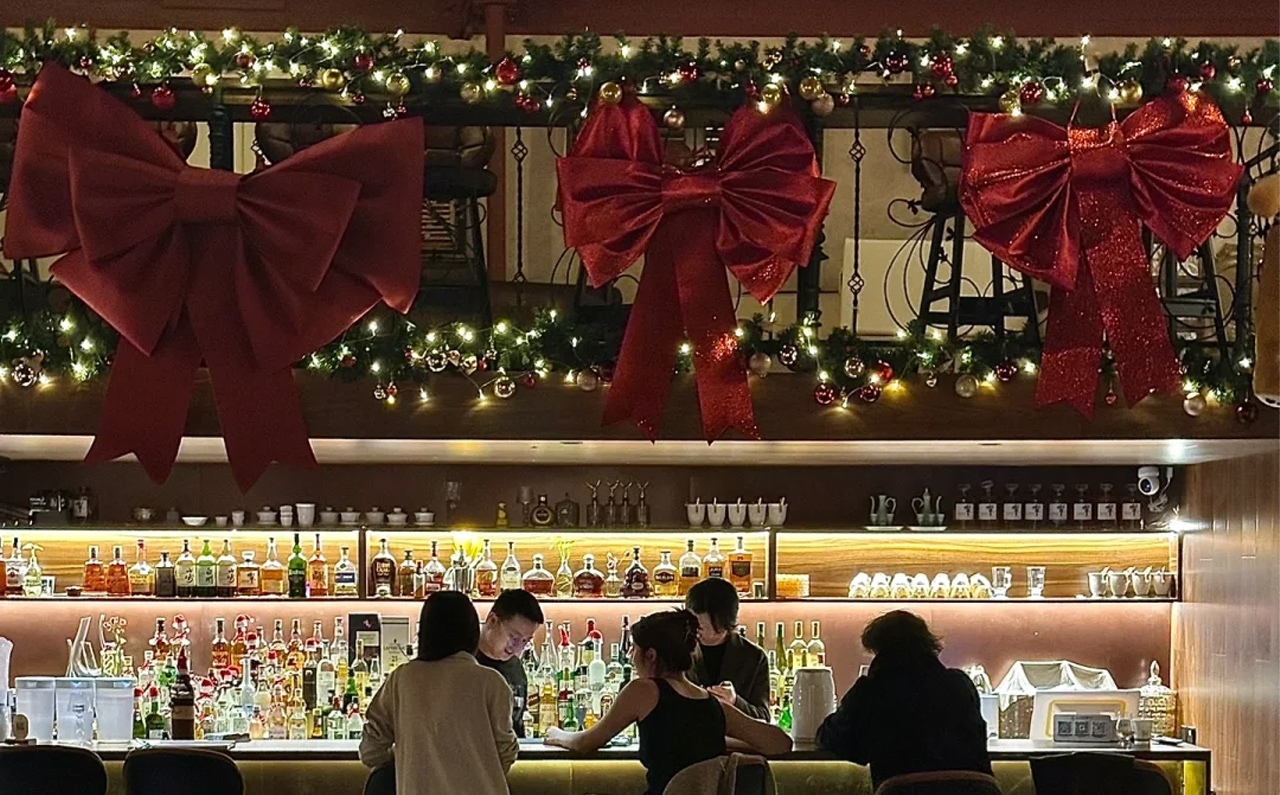 Trang trí nơ noel quán bar