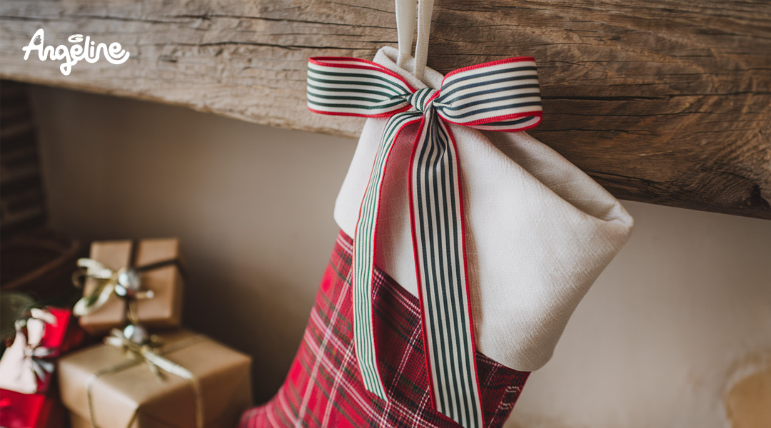Trang trí tất Noel bằng ruy băng và nơ