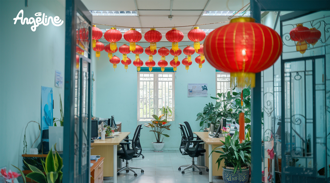 Trang trí văn phòng bằng đèn lồng đỏ