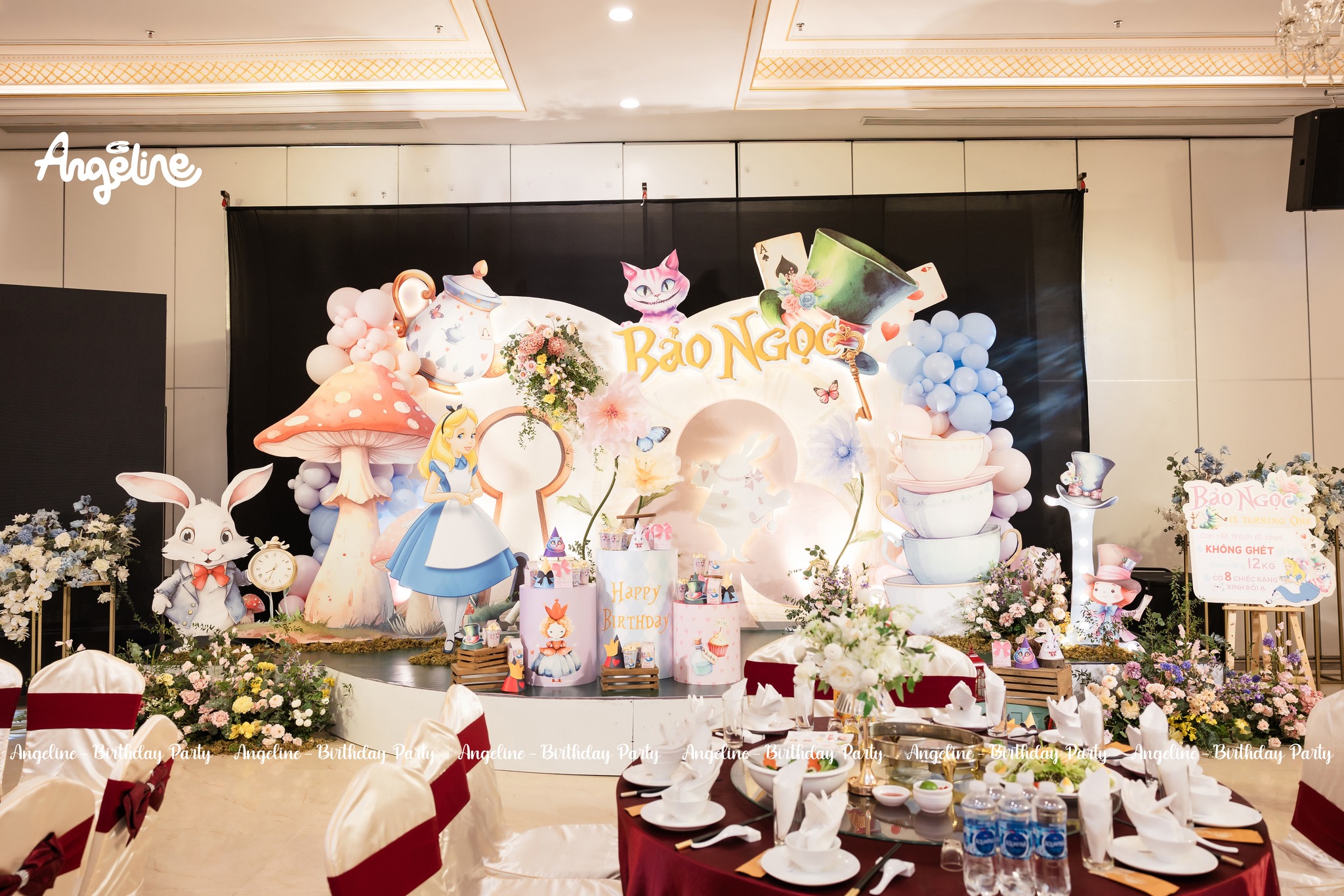 Bàn tiệc và ghế ngồi