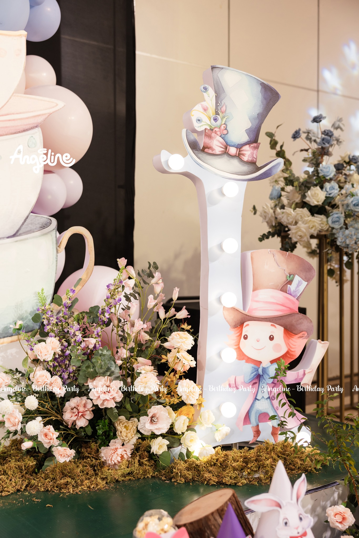 Hoa tươi và cây xanh