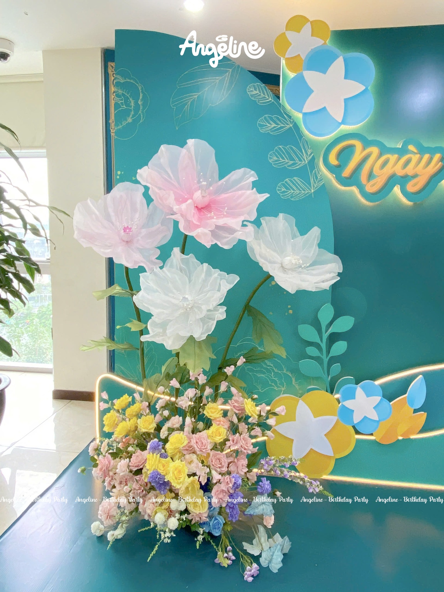 Trang trí hoa lớn bằng lụa tỉ mỉ