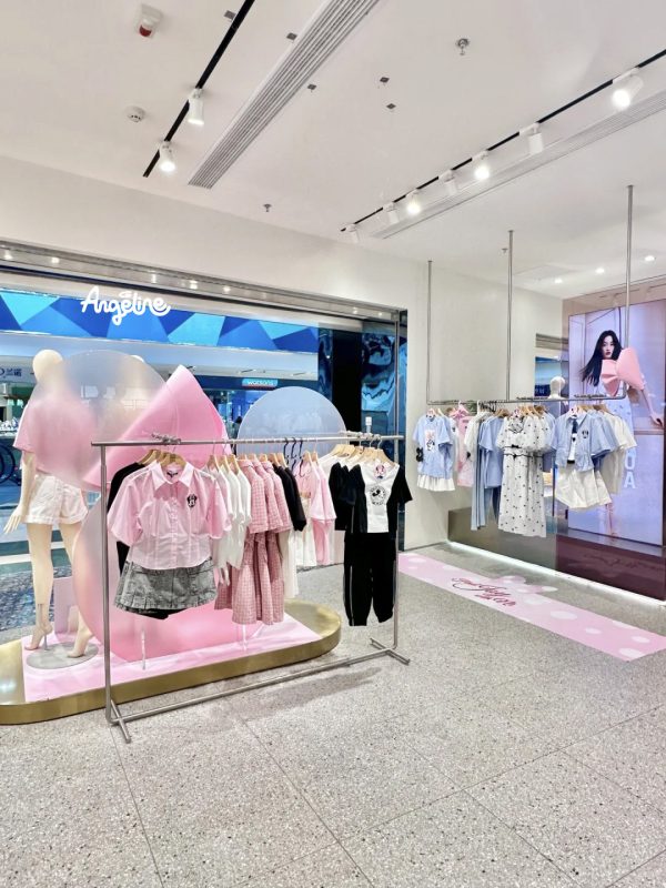 Trang trí ngày quốc tế phụ nữ tại cửa hàng