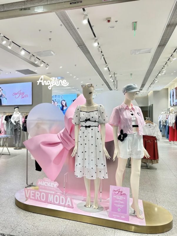 Trang trí ngày quốc tế phụ nữ tại cửa hàng