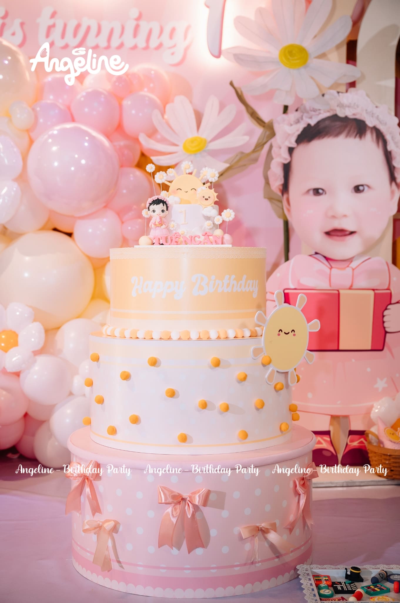Sinh Nhật Tuệ Ngân 1 Tuổi – Chủ Đề Mặt Trời Bánh sinh nhật pastel 3 tầng
