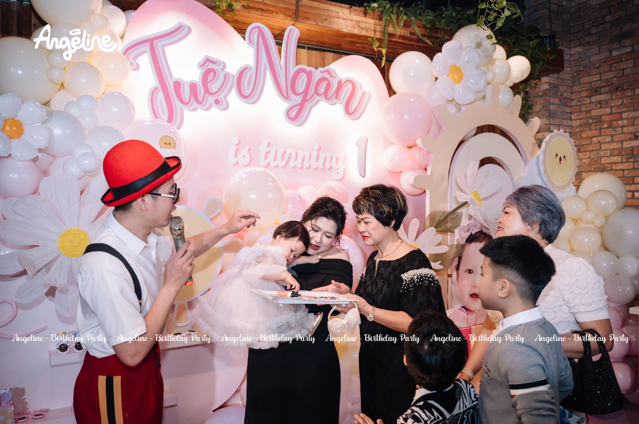 Sinh Nhật Tuệ Ngân 1 Tuổi – Chủ Đề Mặt Trời Bé Tuệ Ngân chọn nghề nghiệp tương lai