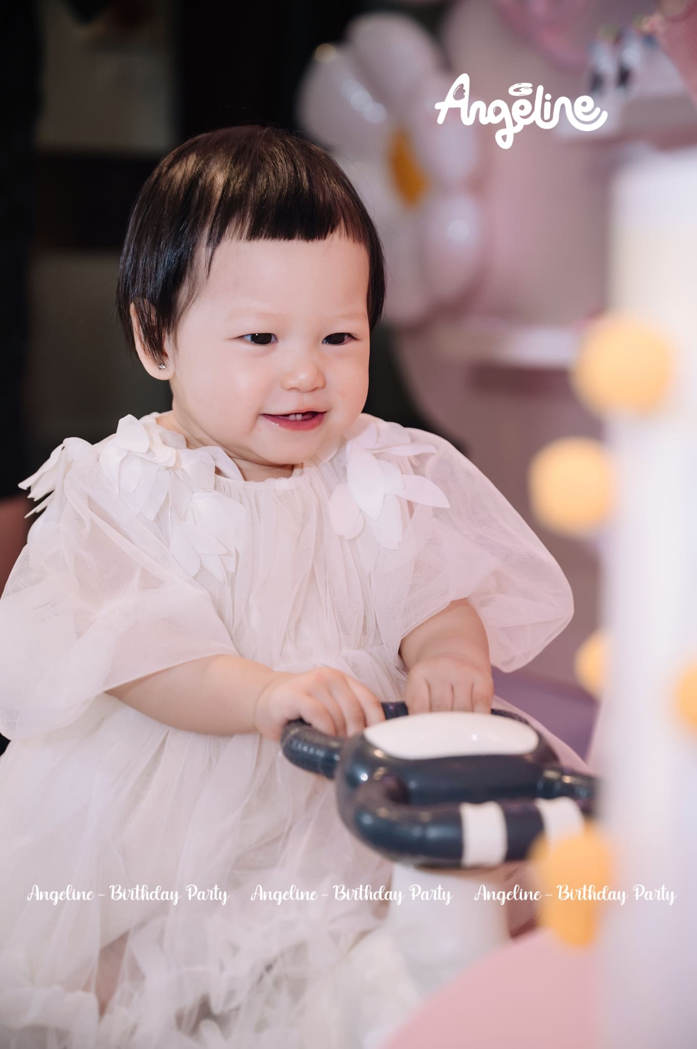 Sinh Nhật Tuệ Ngân 1 Tuổi – Chủ Đề Mặt Trời Bé Tuệ Ngân trong bộ váy trắng