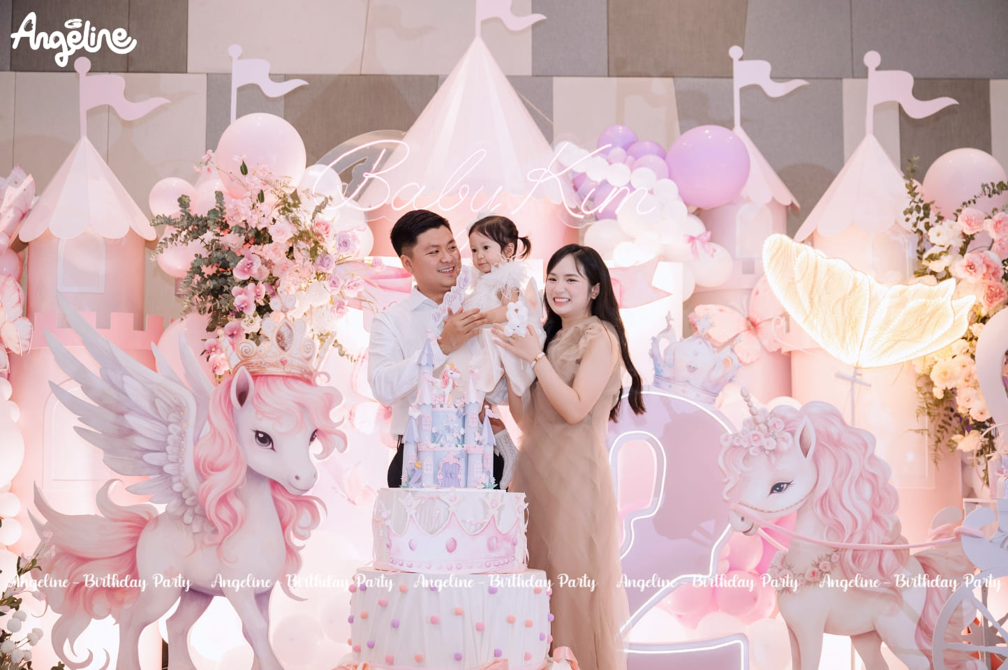 Sinh Nhật Baby Kim 2 Tuổi – Bữa Tiệc Cổ Tích Bên Nàng Công Chúa Nhỏ Công chúa Baby Kim tỏa sáng trong bộ váy trắng kiêu sa