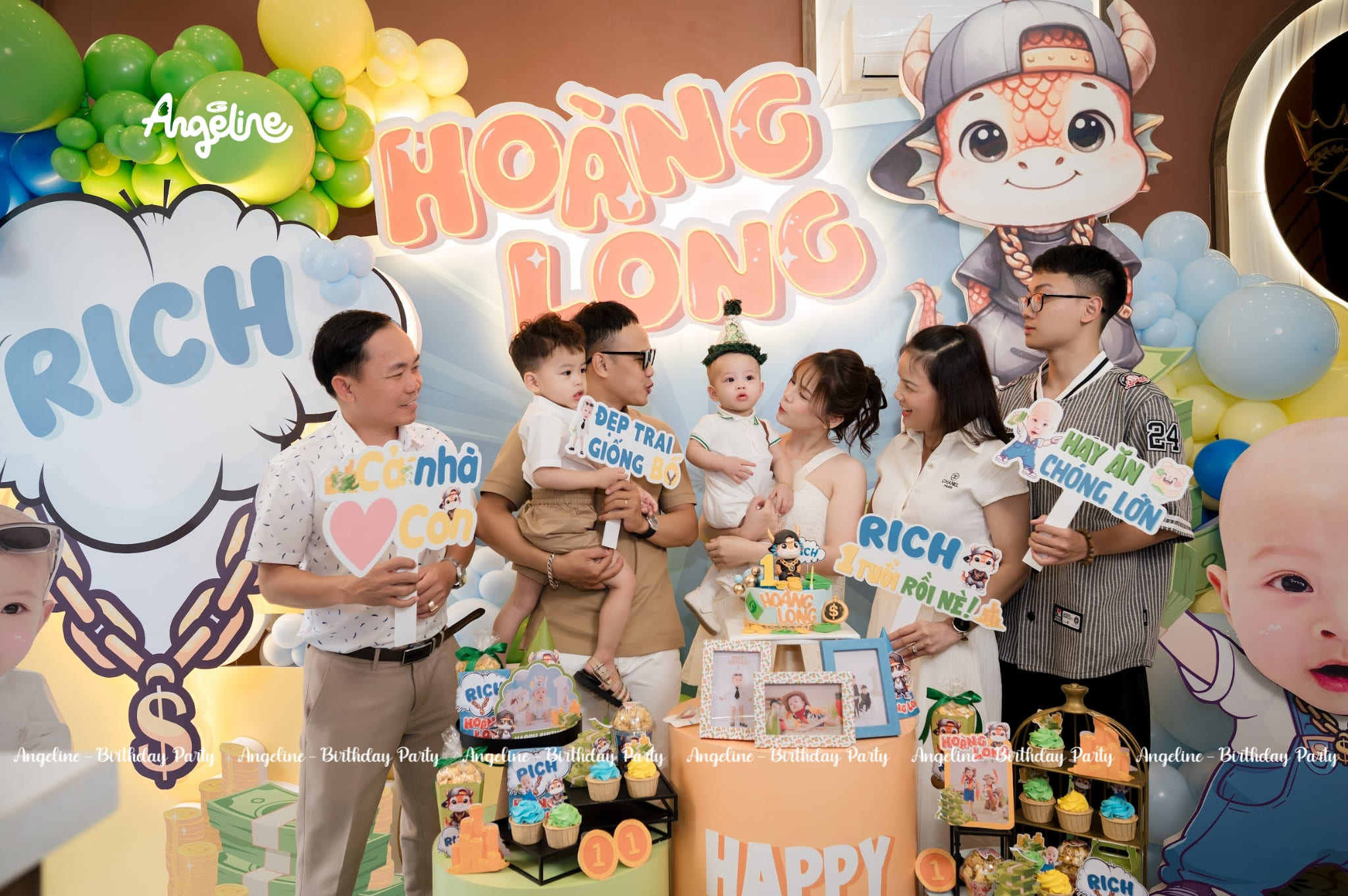 Sinh Nhật Hoàng Long 1 Tuổi – Rich Boy Style Cực Chất Và Đáng Yêu Gia đình chụp ảnh trước backdrop