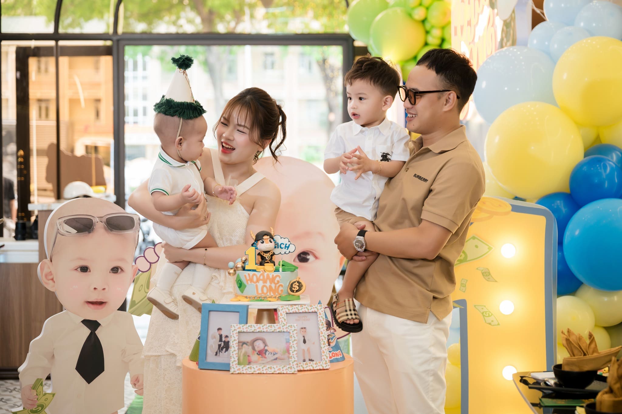 Sinh Nhật Hoàng Long 1 Tuổi – Rich Boy Style Cực Chất Và Đáng Yêu Khoảnh khắc bé Hoàng Long thổi bánh sinh nhật