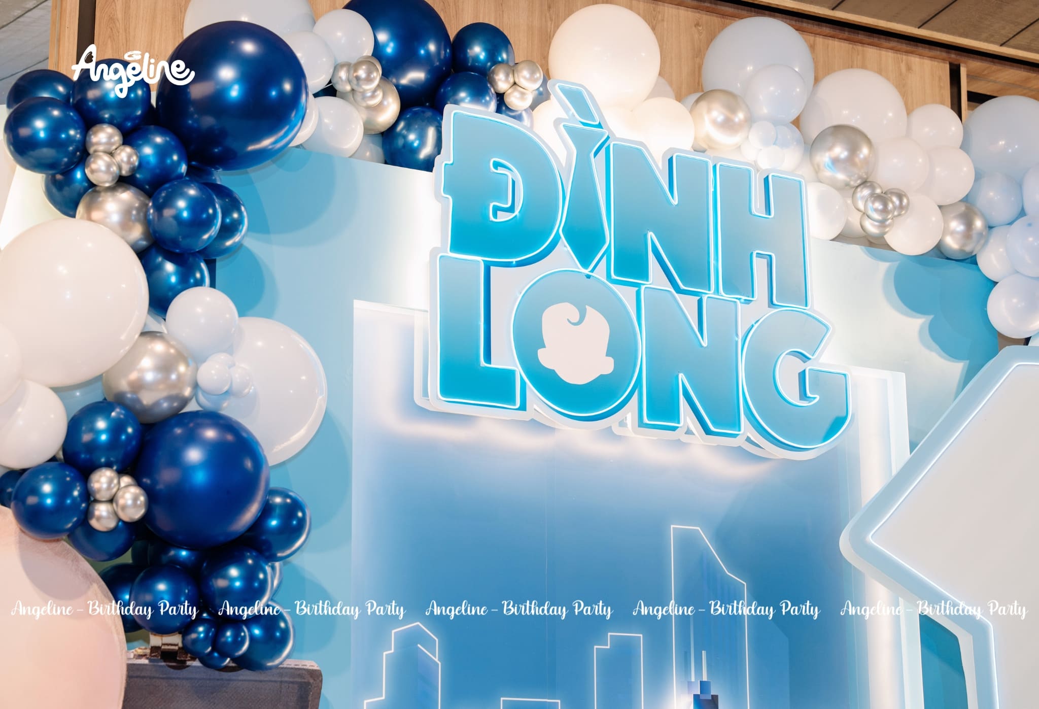 Sinh Nhật 1 Tuổi Bé Đinh Long – The Boss Baby Cá Tính Và Đáng Yêu Gam màu xanh dương - trắng - đen