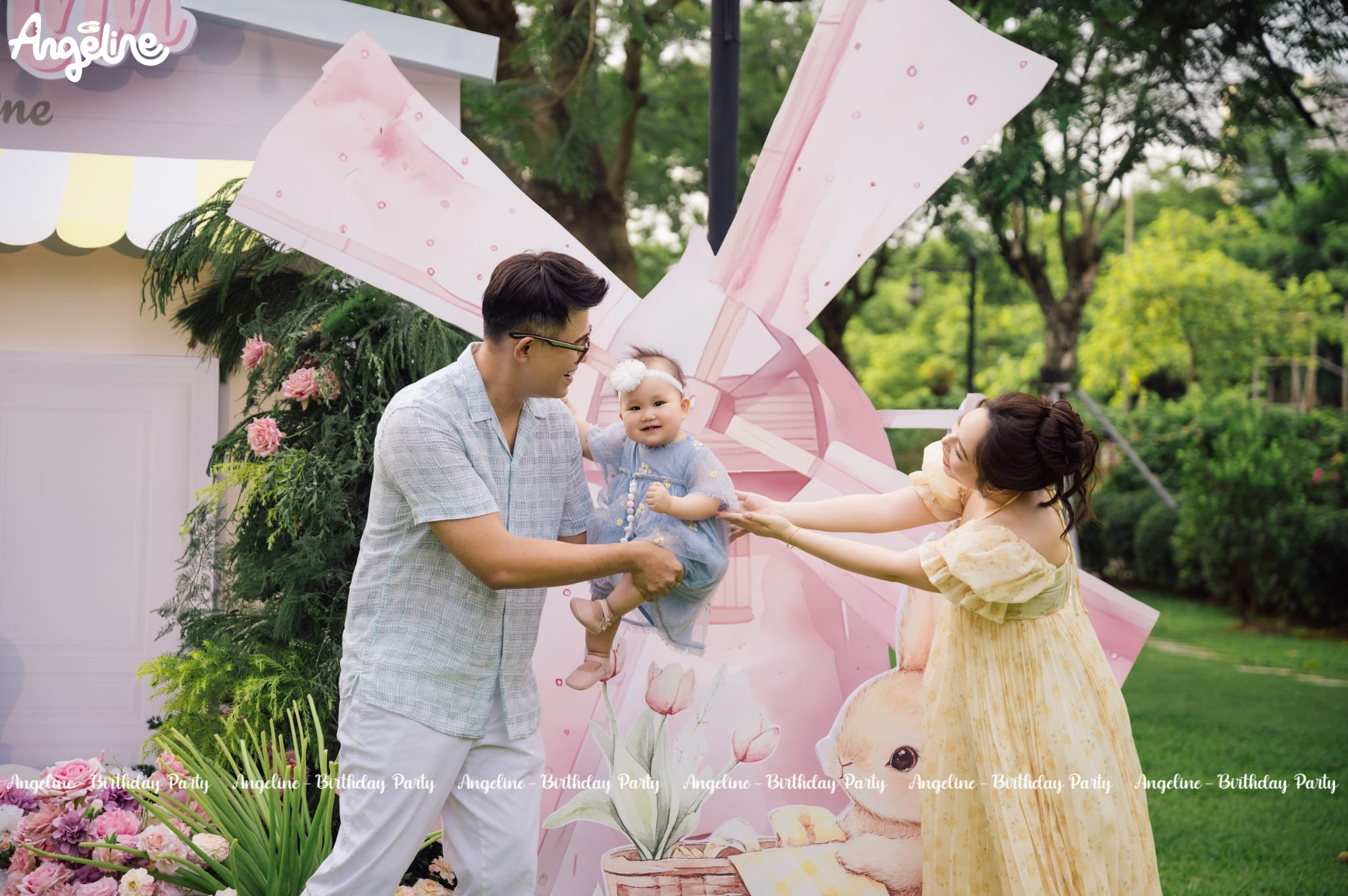 Bé Lily 1 Tuổi – Trang Trí Sinh Nhật Ngoài Trời Đáng Yêu Tựa Khu Vườn Cổ Tích Gia đình bé Lily