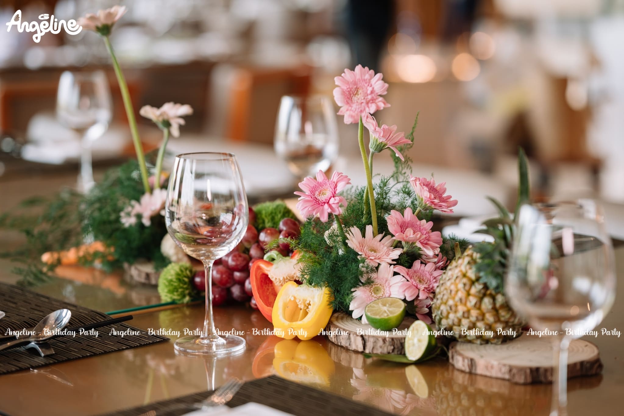 Sinh Nhật Bé Lily 1 Tuổi – Khu Vườn Của Cô Thỏ Điệu Đà Tại JW Marriott Hanoi Khu vực bàn ăn hấp dẫn