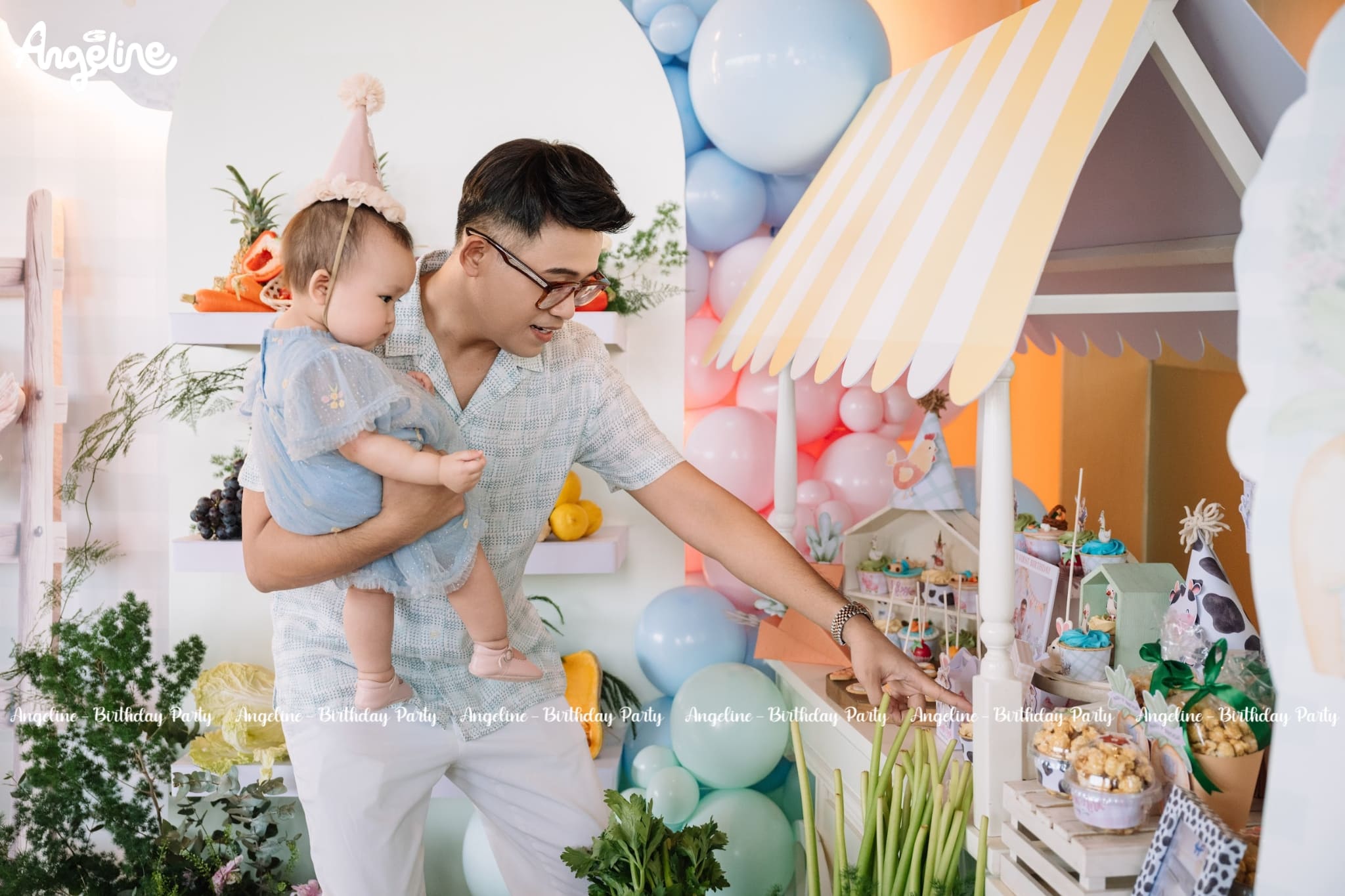 Khu vực trưng bày quà tặng và bánh kẹo Khu vực trưng bày quà tặng và bánh kẹo