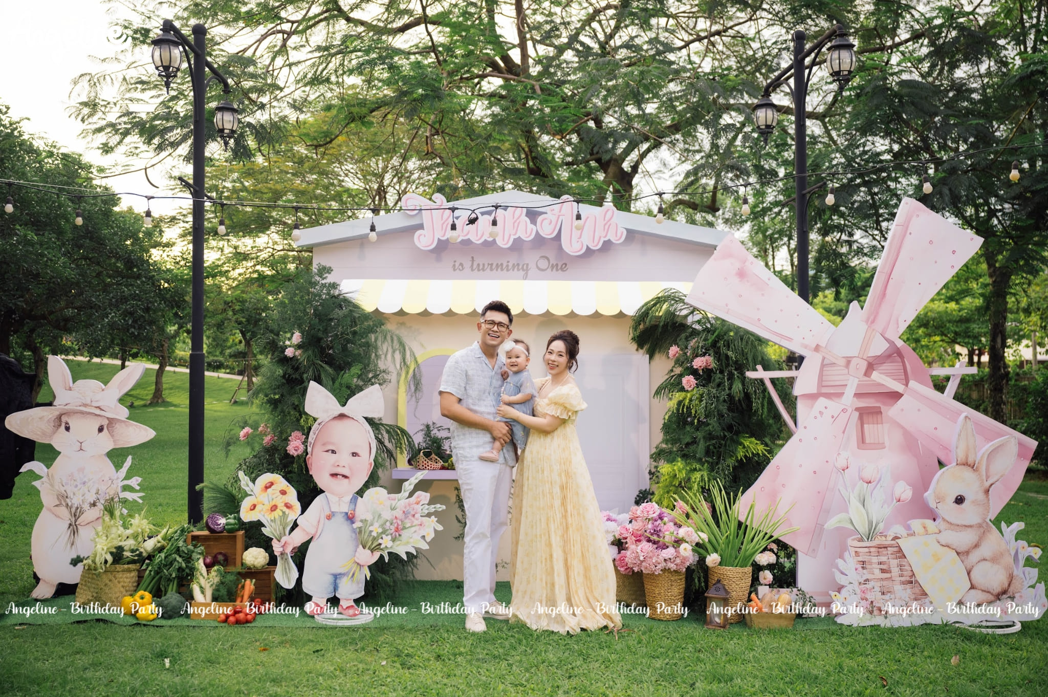 Bé Lily 1 Tuổi – Trang Trí Sinh Nhật Ngoài Trời Đáng Yêu Tựa Khu Vườn Cổ Tích MC Đức Bảo - Mẹ Thảo - Bé Lily
